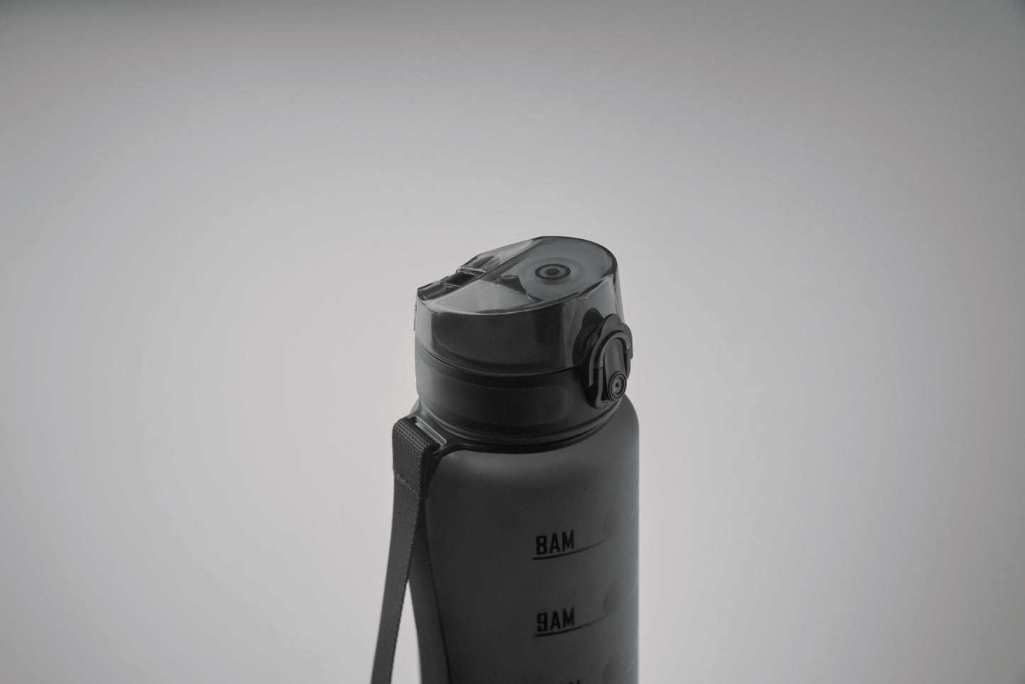 Sport-Trinkflasche aus RPET. Motivierende Zeitmarkierung einhändig zu öffnender Flip-Top-Deckel Sicherheitsverschluss und Trageriemen.