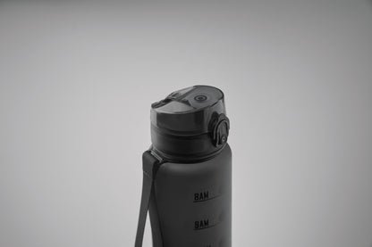 Sport-Trinkflasche aus RPET. Motivierende Zeitmarkierung einhändig zu öffnender Flip-Top-Deckel Sicherheitsverschluss und Trageriemen.