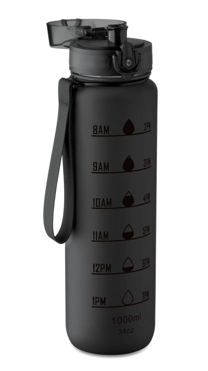 Sport-Trinkflasche aus RPET. Motivierende Zeitmarkierung einhändig zu öffnender Flip-Top-Deckel Sicherheitsverschluss und Trageriemen.