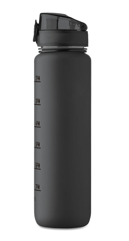 Sport-Trinkflasche aus RPET. Motivierende Zeitmarkierung einhändig zu öffnender Flip-Top-Deckel Sicherheitsverschluss und Trageriemen.