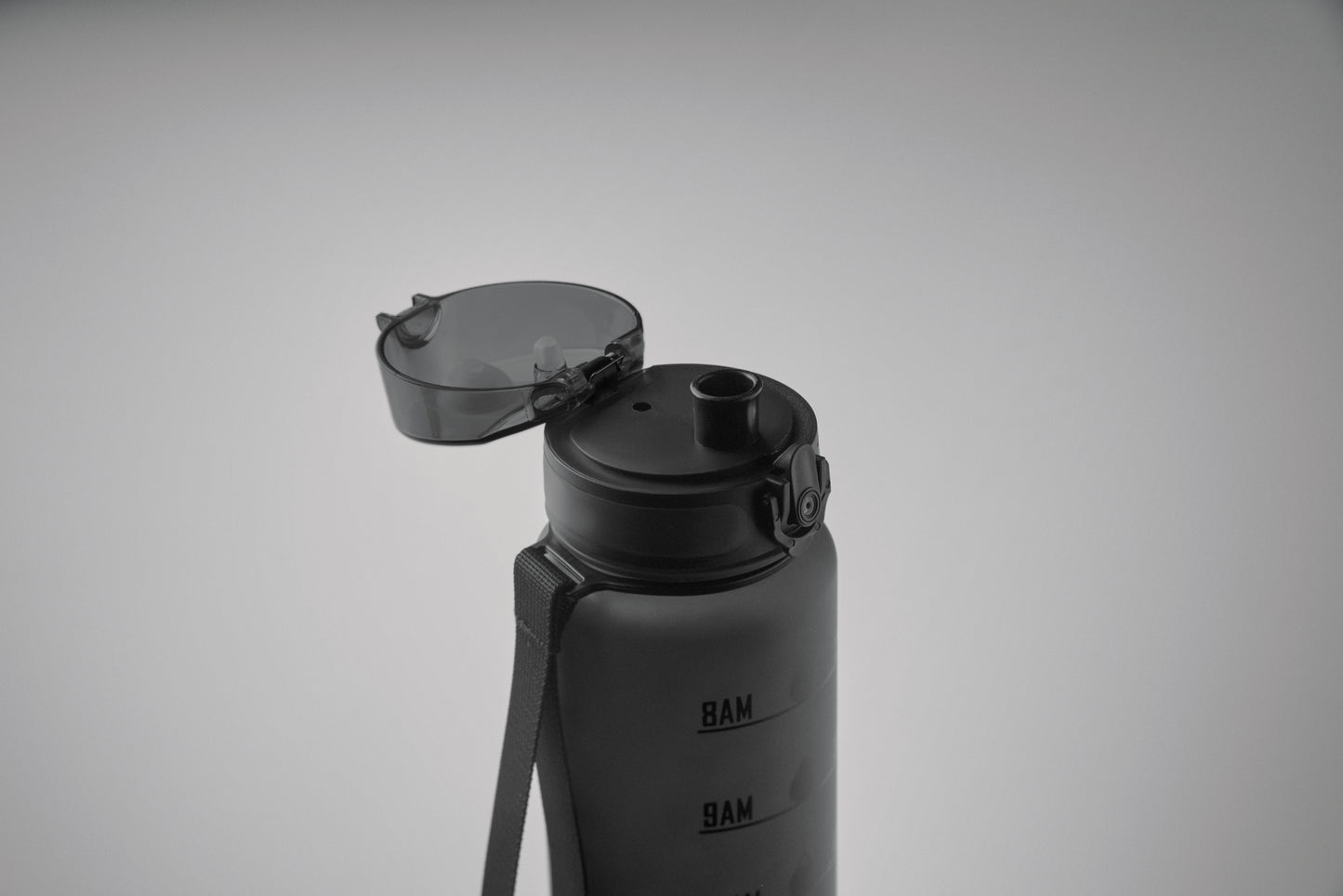 Sport-Trinkflasche aus RPET. Motivierende Zeitmarkierung einhändig zu öffnender Flip-Top-Deckel Sicherheitsverschluss und Trageriemen.