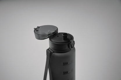 Sport-Trinkflasche aus RPET. Motivierende Zeitmarkierung einhändig zu öffnender Flip-Top-Deckel Sicherheitsverschluss und Trageriemen.