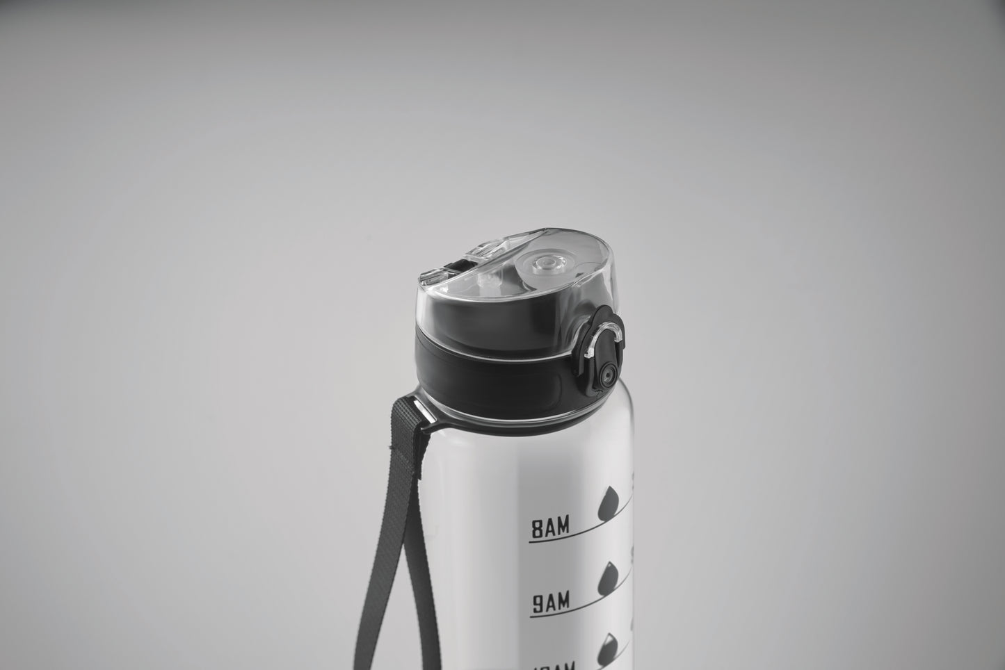 Sport-Trinkflasche aus RPET. Motivierende Zeitmarkierung einhändig zu öffnender Flip-Top-Deckel Sicherheitsverschluss und Trageriemen.