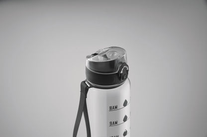 Sport-Trinkflasche aus RPET. Motivierende Zeitmarkierung einhändig zu öffnender Flip-Top-Deckel Sicherheitsverschluss und Trageriemen.