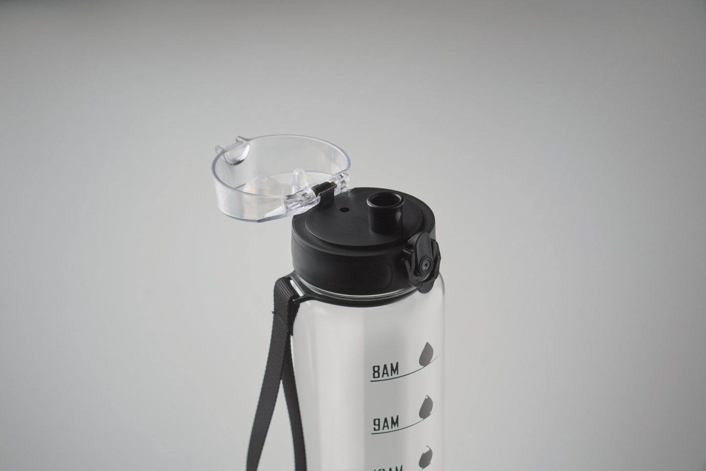 Sport-Trinkflasche aus RPET. Motivierende Zeitmarkierung einhändig zu öffnender Flip-Top-Deckel Sicherheitsverschluss und Trageriemen.