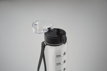 Sport-Trinkflasche aus RPET. Motivierende Zeitmarkierung einhändig zu öffnender Flip-Top-Deckel Sicherheitsverschluss und Trageriemen.