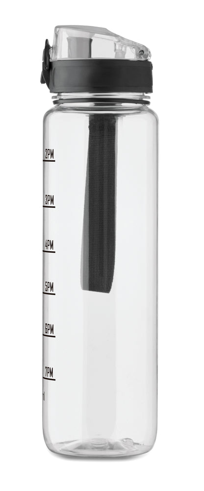 Sport-Trinkflasche aus RPET. Motivierende Zeitmarkierung einhändig zu öffnender Flip-Top-Deckel Sicherheitsverschluss und Trageriemen.