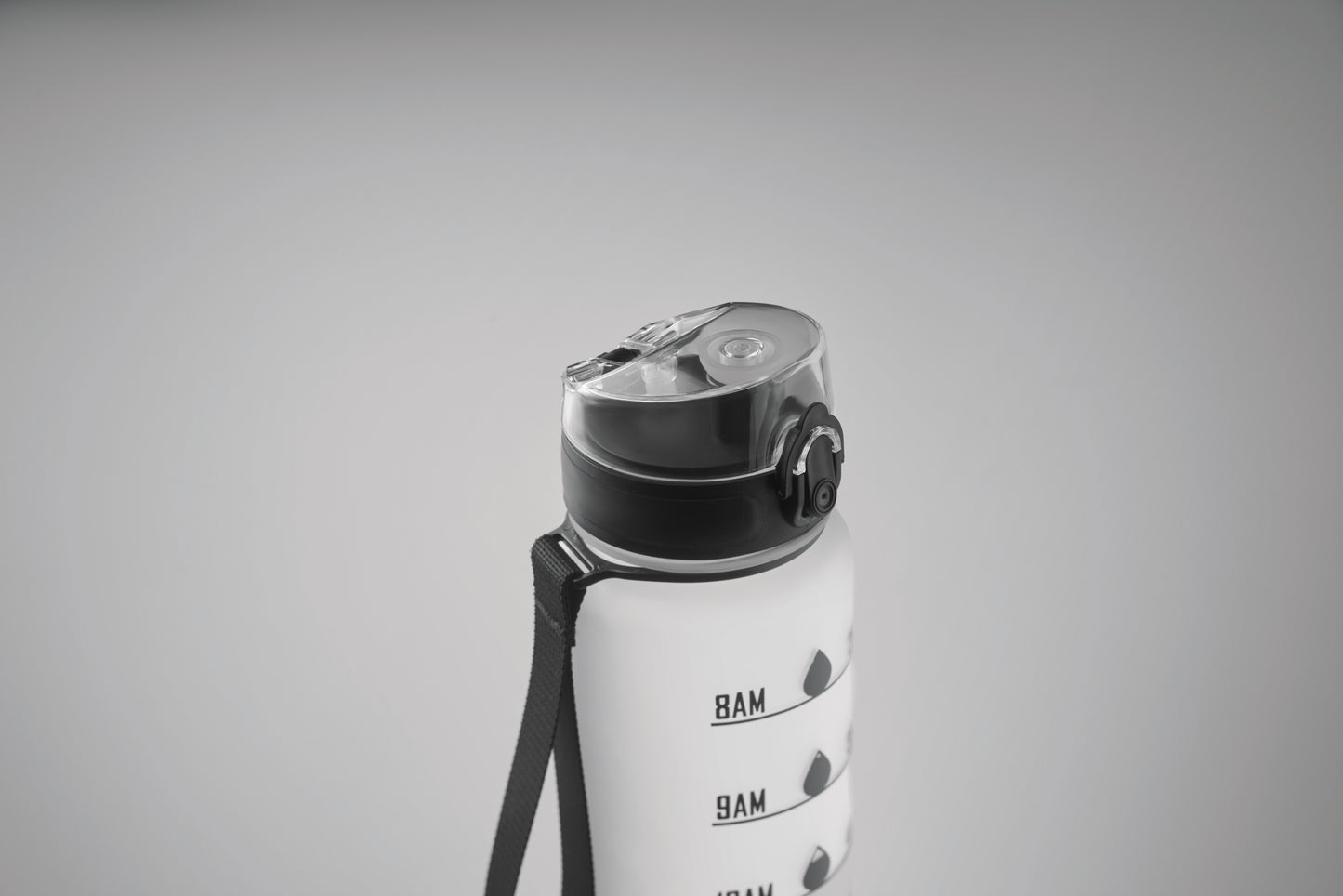 Sport-Trinkflasche aus RPET. Motivierende Zeitmarkierung einhändig zu öffnender Flip-Top-Deckel Sicherheitsverschluss und Trageriemen.