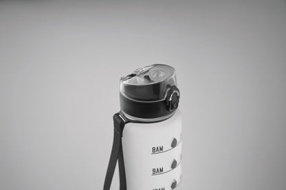 Sport-Trinkflasche aus RPET. Motivierende Zeitmarkierung einhändig zu öffnender Flip-Top-Deckel Sicherheitsverschluss und Trageriemen.
