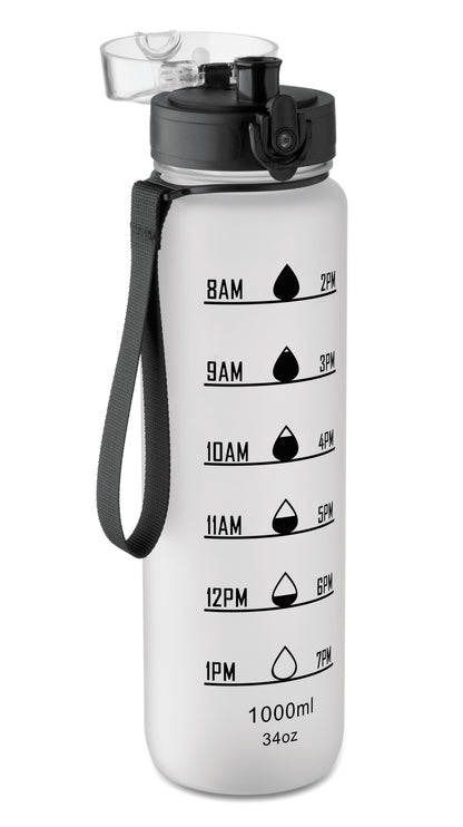 Sport-Trinkflasche aus RPET. Motivierende Zeitmarkierung einhändig zu öffnender Flip-Top-Deckel Sicherheitsverschluss und Trageriemen.