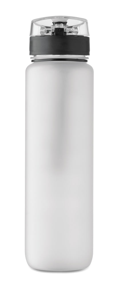 Sport-Trinkflasche aus RPET. Motivierende Zeitmarkierung einhändig zu öffnender Flip-Top-Deckel Sicherheitsverschluss und Trageriemen.