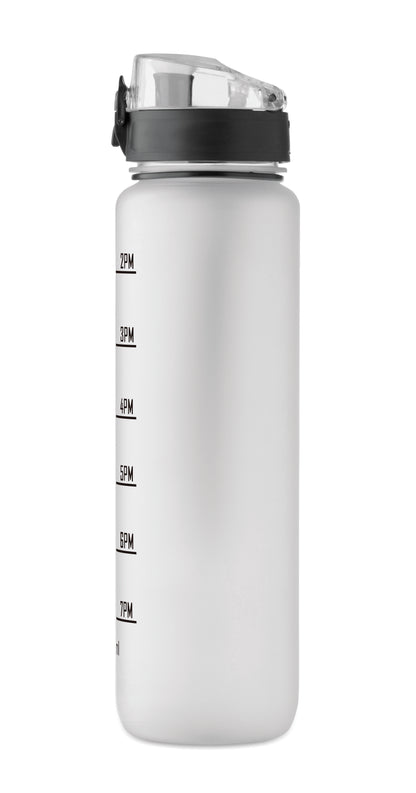 Sport-Trinkflasche aus RPET. Motivierende Zeitmarkierung einhändig zu öffnender Flip-Top-Deckel Sicherheitsverschluss und Trageriemen.