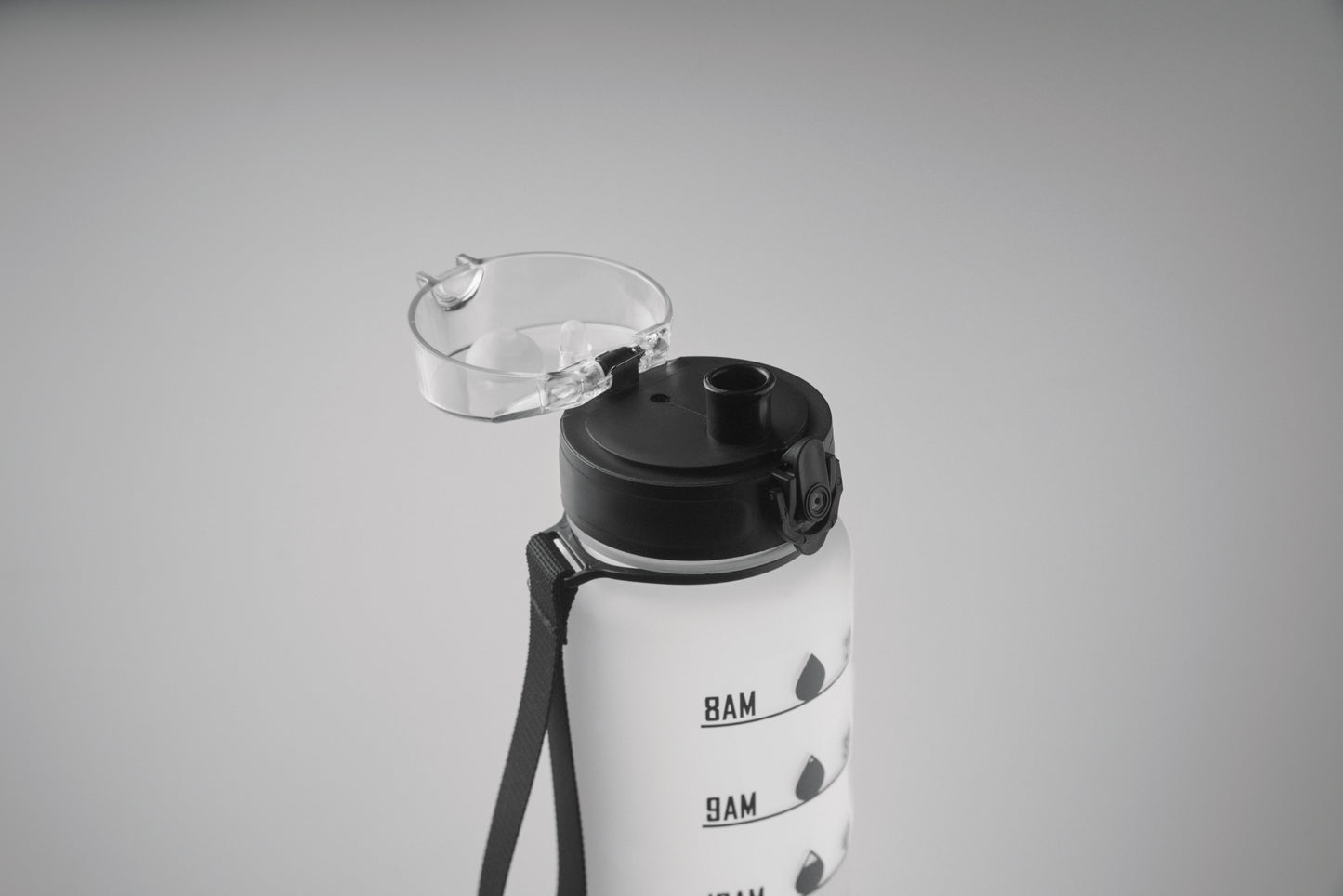 Sport-Trinkflasche aus RPET. Motivierende Zeitmarkierung einhändig zu öffnender Flip-Top-Deckel Sicherheitsverschluss und Trageriemen.