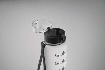 Sport-Trinkflasche aus RPET. Motivierende Zeitmarkierung einhändig zu öffnender Flip-Top-Deckel Sicherheitsverschluss und Trageriemen.