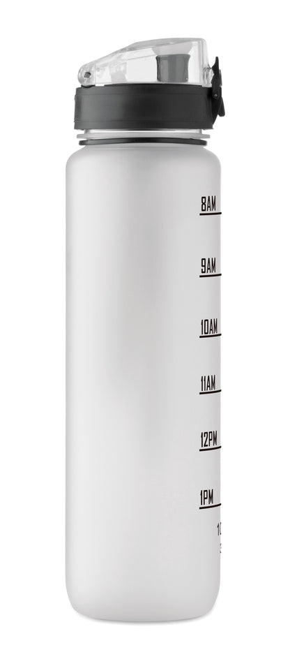 Sport-Trinkflasche aus RPET. Motivierende Zeitmarkierung einhändig zu öffnender Flip-Top-Deckel Sicherheitsverschluss und Trageriemen.