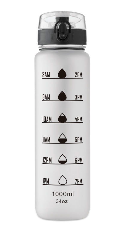 Sport-Trinkflasche aus RPET. Motivierende Zeitmarkierung einhändig zu öffnender Flip-Top-Deckel Sicherheitsverschluss und Trageriemen.