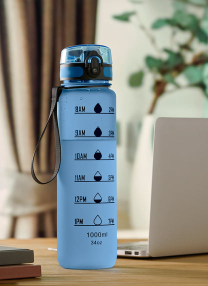 Sport-Trinkflasche aus RPET. Motivierende Zeitmarkierung einhändig zu öffnender Flip-Top-Deckel Sicherheitsverschluss und Trageriemen.