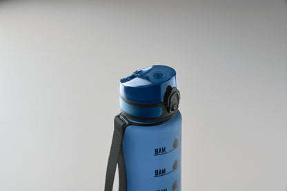 Sport-Trinkflasche aus RPET. Motivierende Zeitmarkierung einhändig zu öffnender Flip-Top-Deckel Sicherheitsverschluss und Trageriemen.