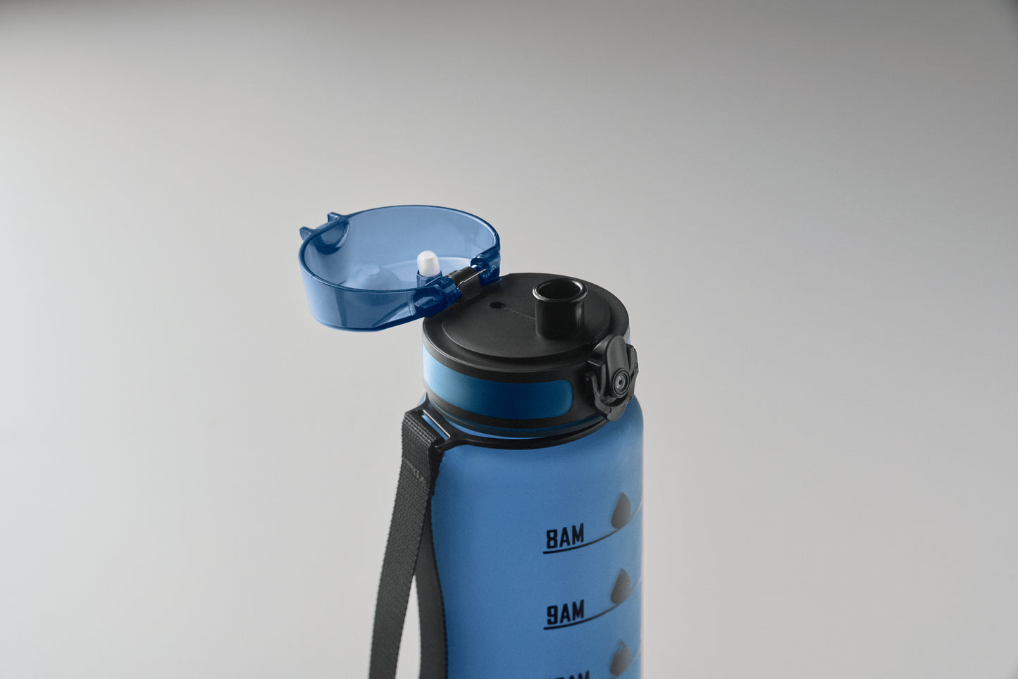 Sport-Trinkflasche aus RPET. Motivierende Zeitmarkierung einhändig zu öffnender Flip-Top-Deckel Sicherheitsverschluss und Trageriemen.