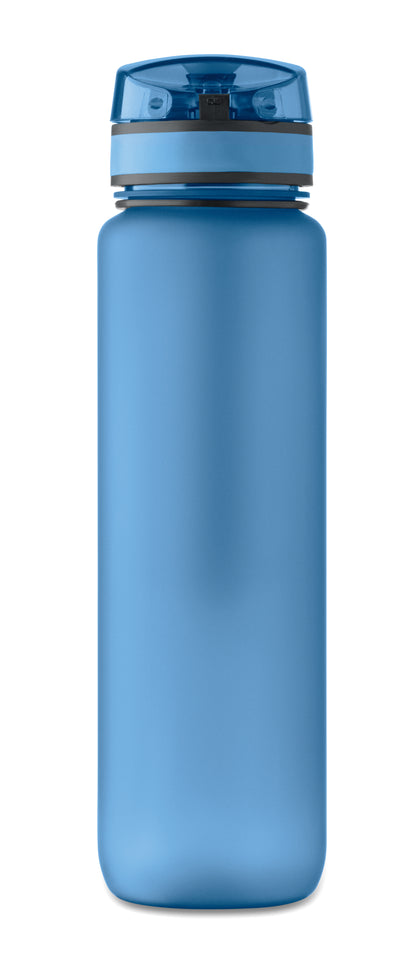 Sport-Trinkflasche aus RPET. Motivierende Zeitmarkierung einhändig zu öffnender Flip-Top-Deckel Sicherheitsverschluss und Trageriemen.