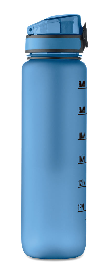 Sport-Trinkflasche aus RPET. Motivierende Zeitmarkierung einhändig zu öffnender Flip-Top-Deckel Sicherheitsverschluss und Trageriemen.