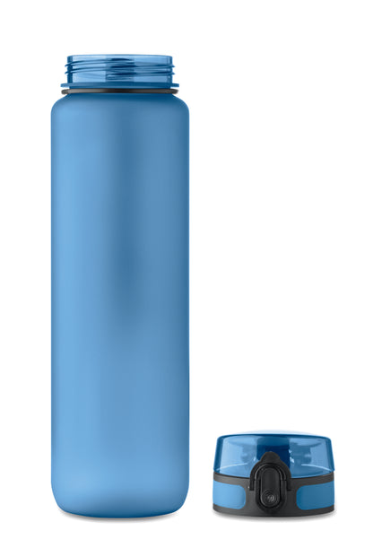Sport-Trinkflasche aus RPET. Motivierende Zeitmarkierung einhändig zu öffnender Flip-Top-Deckel Sicherheitsverschluss und Trageriemen.