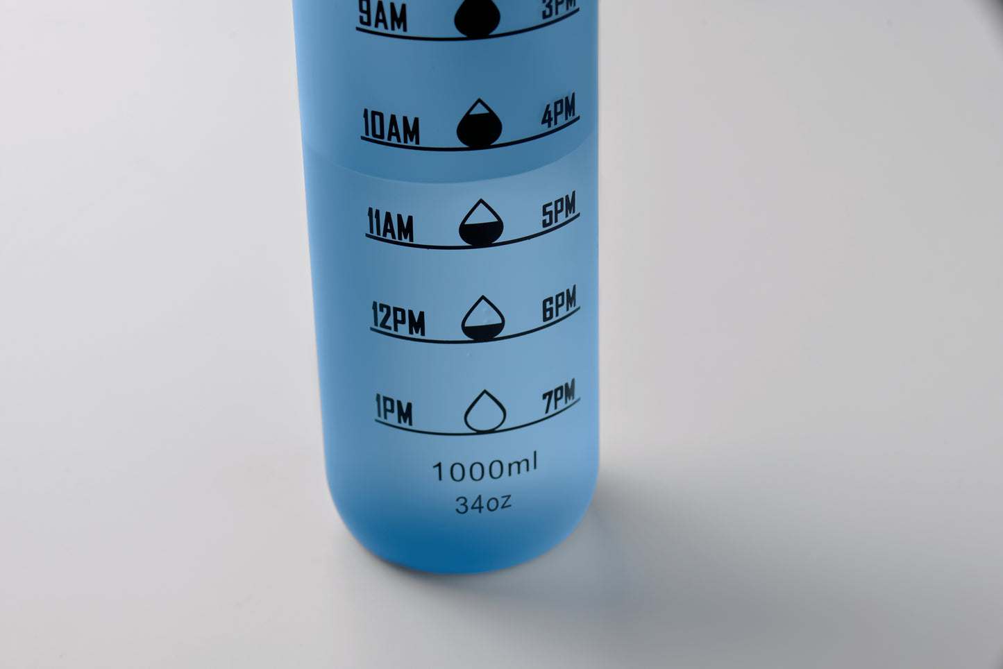 Sport-Trinkflasche aus RPET. Motivierende Zeitmarkierung einhändig zu öffnender Flip-Top-Deckel Sicherheitsverschluss und Trageriemen.