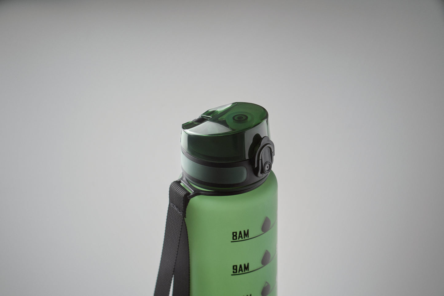 Sport-Trinkflasche aus RPET. Motivierende Zeitmarkierung einhändig zu öffnender Flip-Top-Deckel Sicherheitsverschluss und Trageriemen.