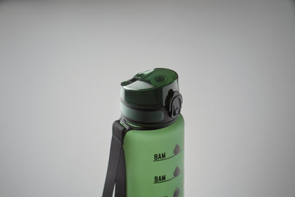 Sport-Trinkflasche aus RPET. Motivierende Zeitmarkierung einhändig zu öffnender Flip-Top-Deckel Sicherheitsverschluss und Trageriemen.