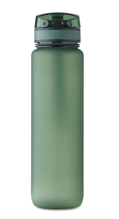 Sport-Trinkflasche aus RPET. Motivierende Zeitmarkierung einhändig zu öffnender Flip-Top-Deckel Sicherheitsverschluss und Trageriemen.