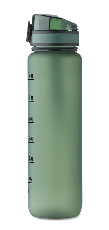 Sport-Trinkflasche aus RPET. Motivierende Zeitmarkierung einhändig zu öffnender Flip-Top-Deckel Sicherheitsverschluss und Trageriemen.