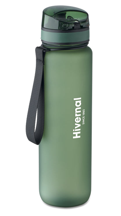 Sport-Trinkflasche aus RPET. Motivierende Zeitmarkierung einhändig zu öffnender Flip-Top-Deckel Sicherheitsverschluss und Trageriemen.