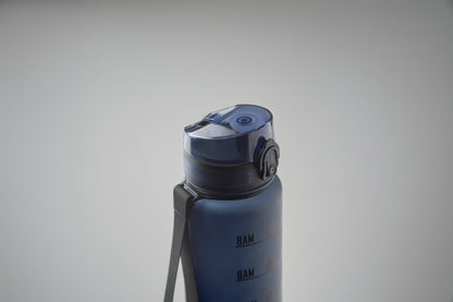 Sport-Trinkflasche aus RPET. Motivierende Zeitmarkierung einhändig zu öffnender Flip-Top-Deckel Sicherheitsverschluss und Trageriemen.