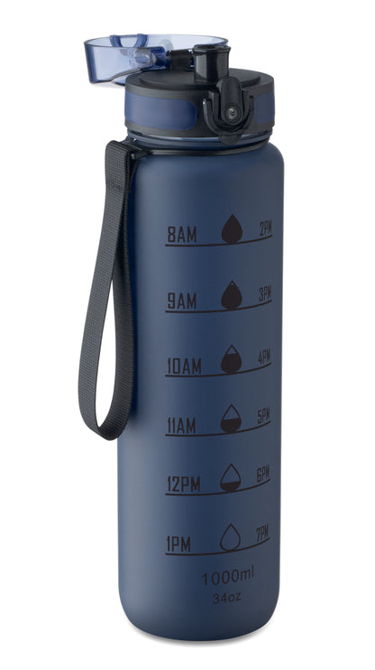 Sport-Trinkflasche aus RPET. Motivierende Zeitmarkierung einhändig zu öffnender Flip-Top-Deckel Sicherheitsverschluss und Trageriemen.