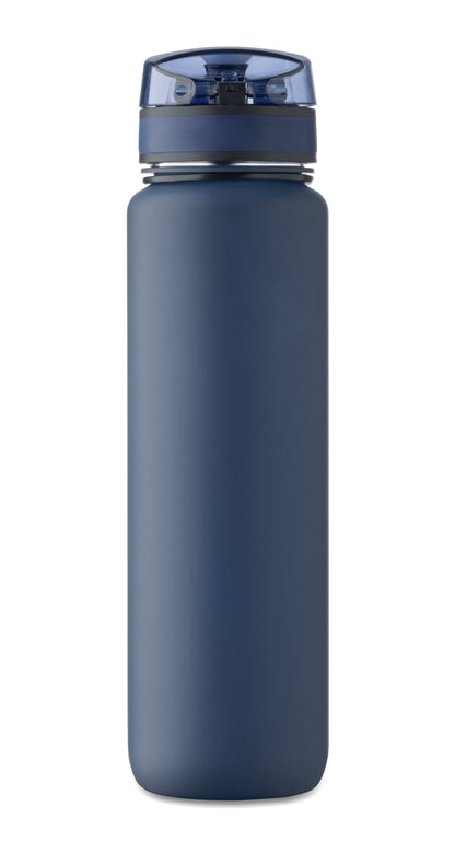 Sport-Trinkflasche aus RPET. Motivierende Zeitmarkierung einhändig zu öffnender Flip-Top-Deckel Sicherheitsverschluss und Trageriemen.