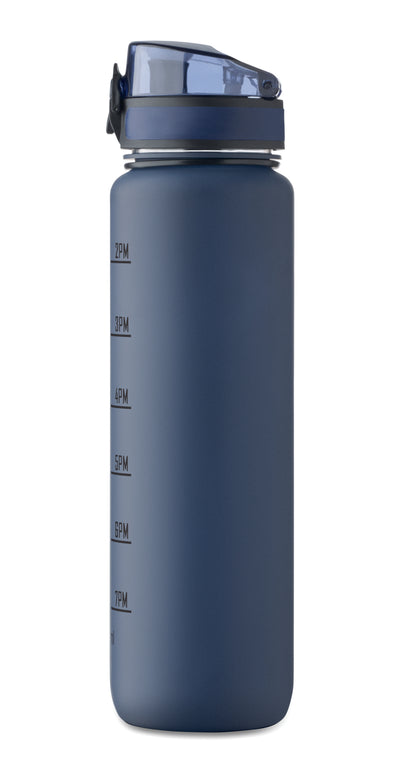 Sport-Trinkflasche aus RPET. Motivierende Zeitmarkierung einhändig zu öffnender Flip-Top-Deckel Sicherheitsverschluss und Trageriemen.