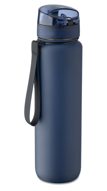 Sport-Trinkflasche aus RPET. Motivierende Zeitmarkierung einhändig zu öffnender Flip-Top-Deckel Sicherheitsverschluss und Trageriemen.