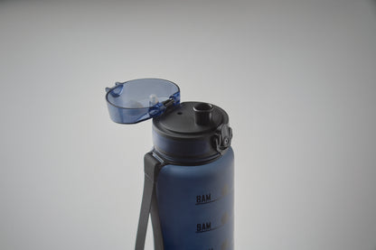 Sport-Trinkflasche aus RPET. Motivierende Zeitmarkierung einhändig zu öffnender Flip-Top-Deckel Sicherheitsverschluss und Trageriemen.