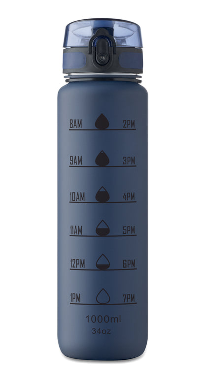 Sport-Trinkflasche aus RPET. Motivierende Zeitmarkierung einhändig zu öffnender Flip-Top-Deckel Sicherheitsverschluss und Trageriemen.