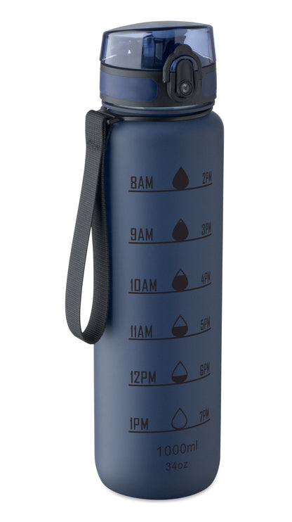 Sport-Trinkflasche aus RPET. Motivierende Zeitmarkierung einhändig zu öffnender Flip-Top-Deckel Sicherheitsverschluss und Trageriemen.