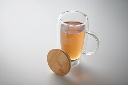 Doppelwandiges Borosilikatglas mit Henkel. Deckel aus Bambus. Füllmenge: 450 ml.