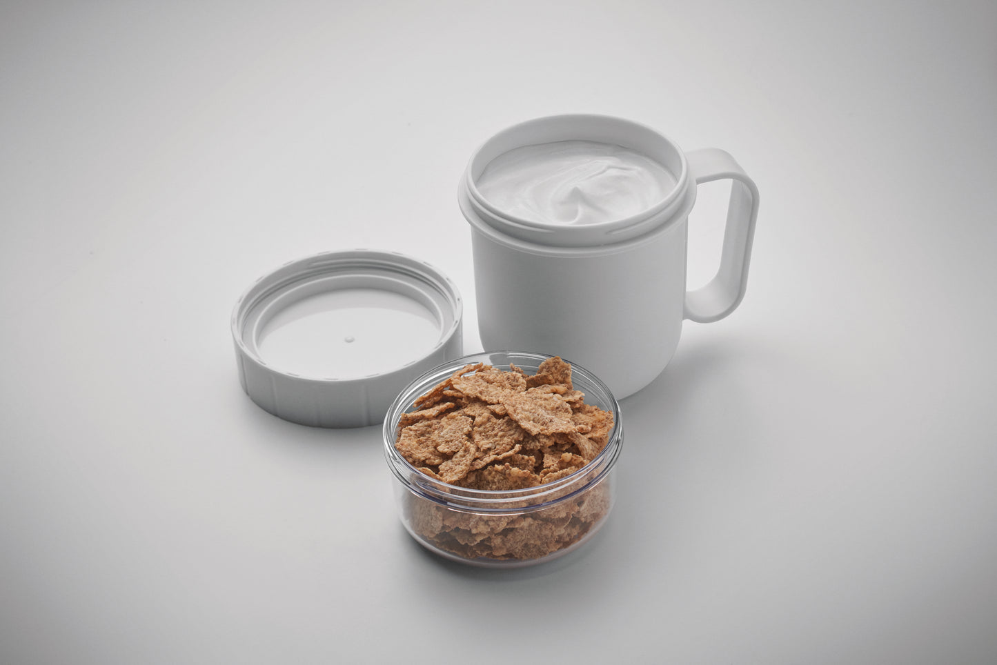 Brunch- oder Müslibecher für unterwegs. 2 PP-Behälter um die Zutaten getrennt aufzubewahren.
