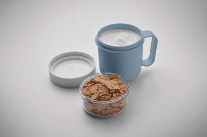 Brunch- oder Müslibecher für unterwegs. 2 PP-Behälter um die Zutaten getrennt aufzubewahren.