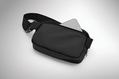 Gürteltasche (Crossbody-Tasche) aus soften PU mit 210D RPET Polyester-Futter. Haupttasche mit Reißverschluss
