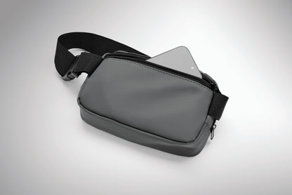 Gürteltasche (Crossbody-Tasche) aus soften PU mit 210D RPET Polyester-Futter. Haupttasche mit Reißverschluss