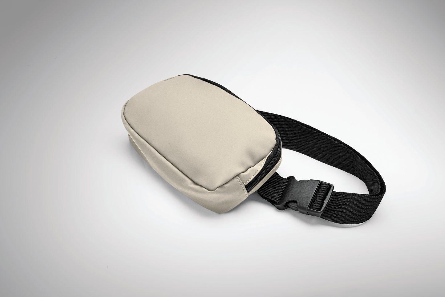 Gürteltasche (Crossbody-Tasche) aus soften PU mit 210D RPET Polyester-Futter. Haupttasche mit Reißverschluss