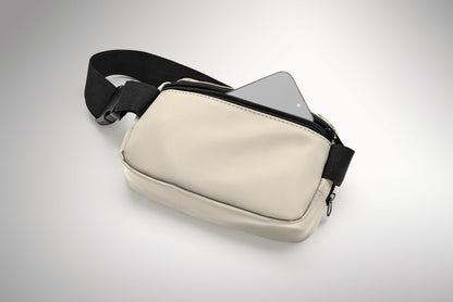 Gürteltasche (Crossbody-Tasche) aus soften PU mit 210D RPET Polyester-Futter. Haupttasche mit Reißverschluss
