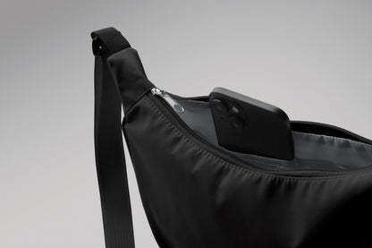 Half-Moon Umhängetasche (Crossbody-Tasche). Hauptfach mit Reißverschluss und 2 Innentaschen. 400D Oxford und