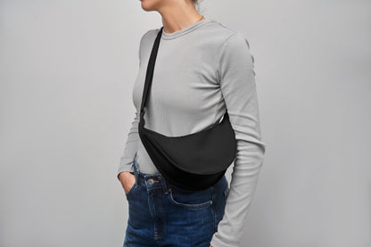 Half-Moon Umhängetasche (Crossbody-Tasche). Hauptfach mit Reißverschluss und 2 Innentaschen. 400D Oxford und