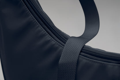 Half-Moon Umhängetasche (Crossbody-Tasche). Hauptfach mit Reißverschluss und 2 Innentaschen. 400D Oxford und